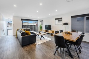 TV, offices - Ultra modern 3-bedroom Villa near Airport & CBD. (Warrane)