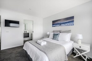 3 bedrooms, iron/ironing board, WiFi - Ultra modern 3-bedroom Villa near Airport & CBD. (Warrane)