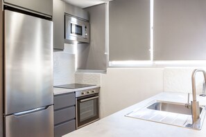 Jääkaappi, mikroaaltouuni, uuni, liesi