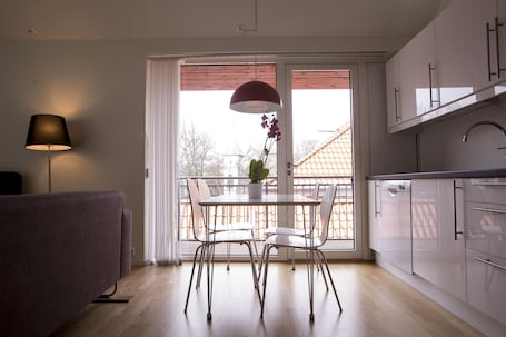 Tabla de planchar con plancha, wifi gratis y ropa de cama