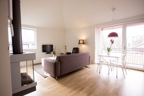 Apartament Comfort | Sala d'estar | Televisor de pantalla plana de 42 polzades amb canals digitals 