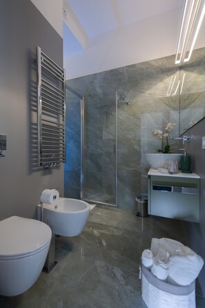Bruser, hårtørrer, bidet, håndklæder