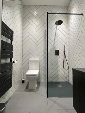 Een haardroger, handdoeken, zeep, shampoo