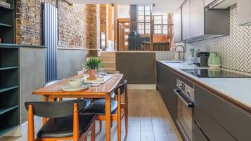 Coffee/tea maker, fridge, microwave, oven