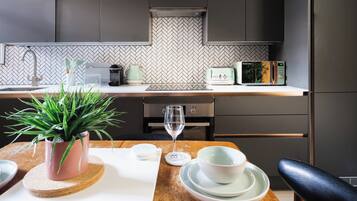Coffee/tea maker, fridge, microwave, oven
