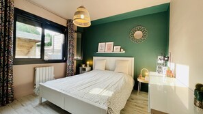 2 habitaciones, tabla de planchar con plancha y ropa de cama