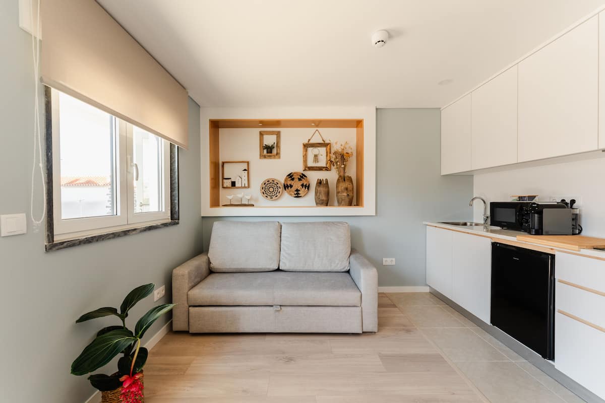 Appartamento Standard | Area soggiorno | Smart TV 42 pollici con canali via cavo