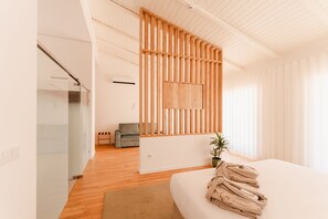 Suite Deluxe | Artículos del minibar gratis y decoración personalizada