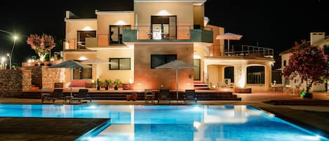 Outdoor pool, pool umbrellas, sun loungers