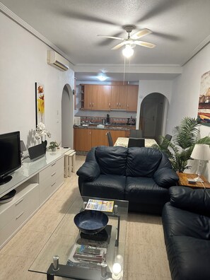 تلفزيون ذكي، ألعاب فيديو، مشغل دي في دي، كُتُب