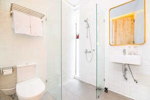 Family Cabin | Bathroom