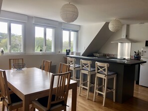 Réfrigérateur, four à micro-ondes, un four, surface de cuisson