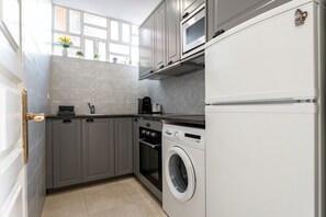 Fridge, microwave, oven, coffee/tea maker - Coastal Bliss Tranquil 2BR apartment REF028 (Benalmádena)