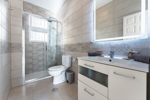 Een douche, een haardroger, handdoeken