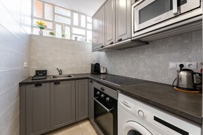 Fridge, microwave, oven, coffee/tea maker - Coastal Bliss Tranquil 2BR apartment REF028 (Benalmádena)