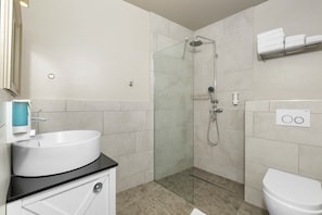 Douche, serviettes fournies