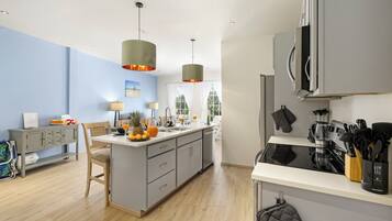 Frigorífico, microondas, horno y placa de cocina