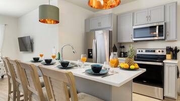 Frigorífico, microondas, horno y placa de cocina