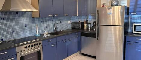Kühlschrank, Mikrowelle, Geschirrspüler