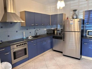 Fridge, microwave, dishwasher, coffee/tea maker - Palma Real 69 - Palm Beach 2 bedrooms Condo (Noord)