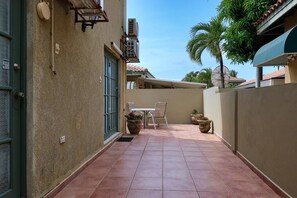 Outdoor dining - Palma Real 69 - Palm Beach 2 bedrooms Condo (Noord)