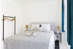 3 室のベッドルーム、デスク、WiFi、ベッドシーツ