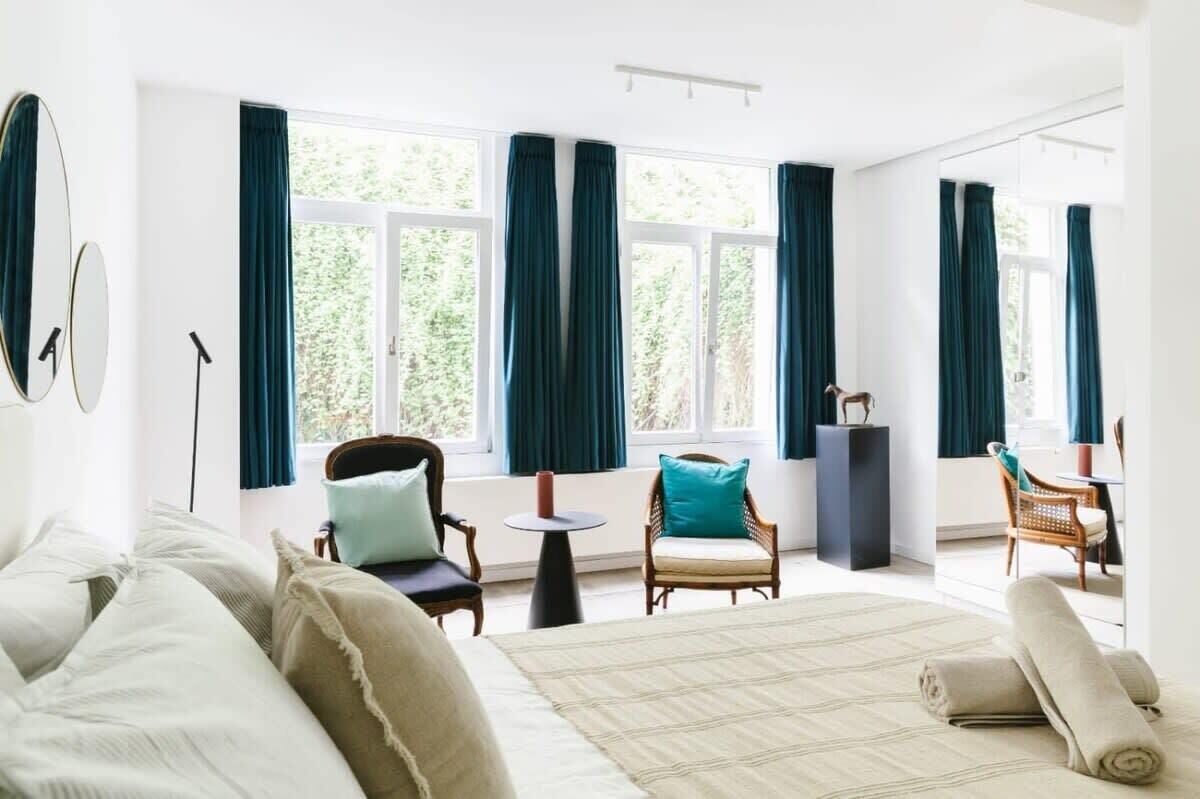 3 bedrooms, desk, WiFi, bed sheets