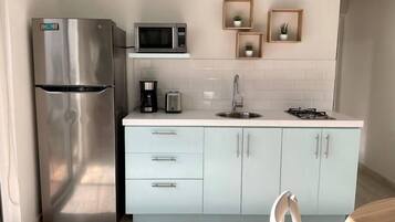 Kühlschrank, Mikrowelle, Herdplatte, Wasserkocher mit Kaffee-/Teezubehör