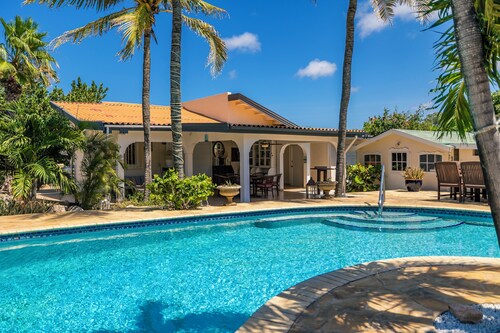 Paradera Paradise - your ultimate 4-bedroom getaway