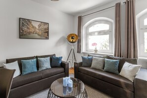 TV connectée, livres, chaîne hi-fi