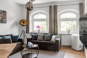 Smart-TV, Bücher, Stereoanlage