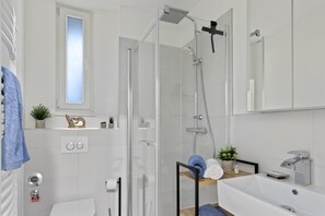 Dusche, Haartrockner, Handtücher, Seife