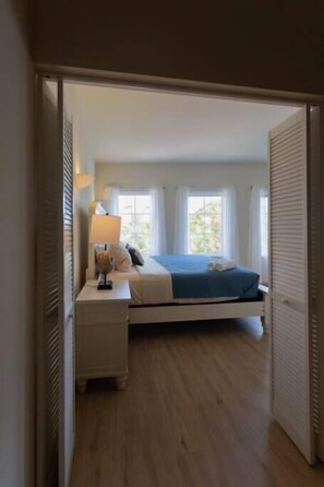 3 عدّة غرف نوم وخدمة الإنترنت وملاءات أسرّة