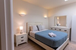 3 عدّة غرف نوم وخدمة الإنترنت وملاءات أسرّة