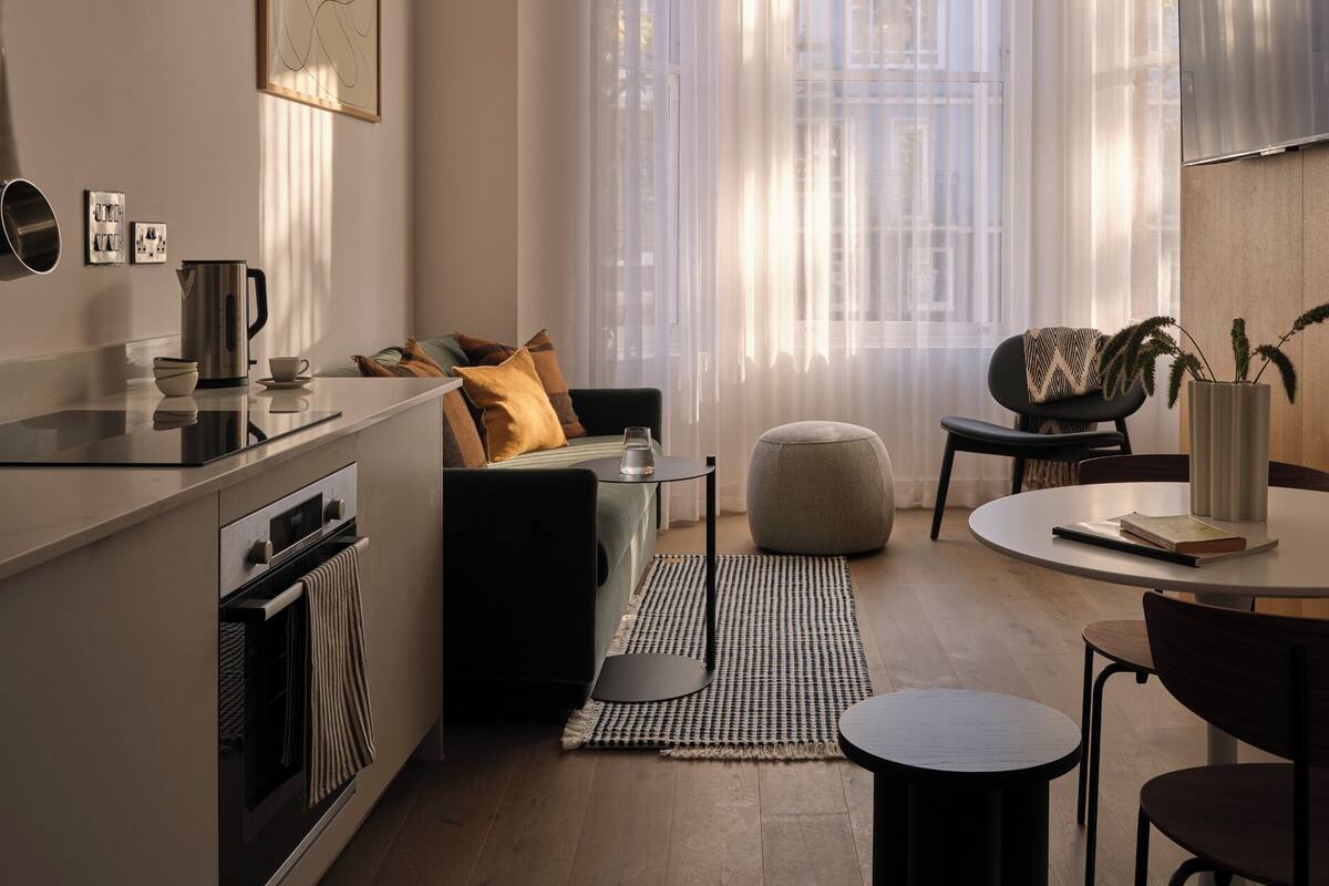 Flat-screen TV, stereo