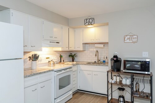 Stylish 2BR retreat on 2nd FL 1 block from The Greene. Modern vibes, Gigabit WiFi, and private garage. Ideal for UD, WPAFB, and traveling professionals.