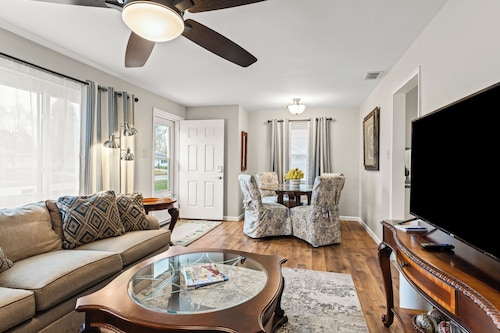 Stay active, rest easy in this updated 2BR near The Greene! Perfect for snowbirds seeking comfort, convenience, and peaceful living close to shops, dining & medical care. Your cozy home-away-from-home awaits.