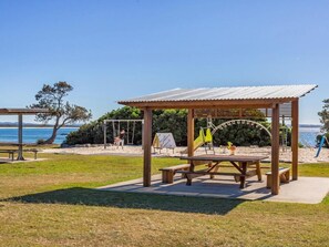 Children’s area - Chisu House - Cosy cottage beach house in the heart of Forster. Dog friendly! (Forster)