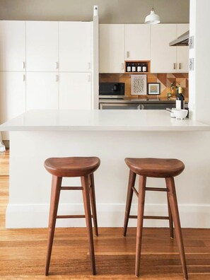Fridge, microwave, oven, stovetop - Chisu House - Cosy cottage house in the heart of Forster. Dog friendly! (Forster)