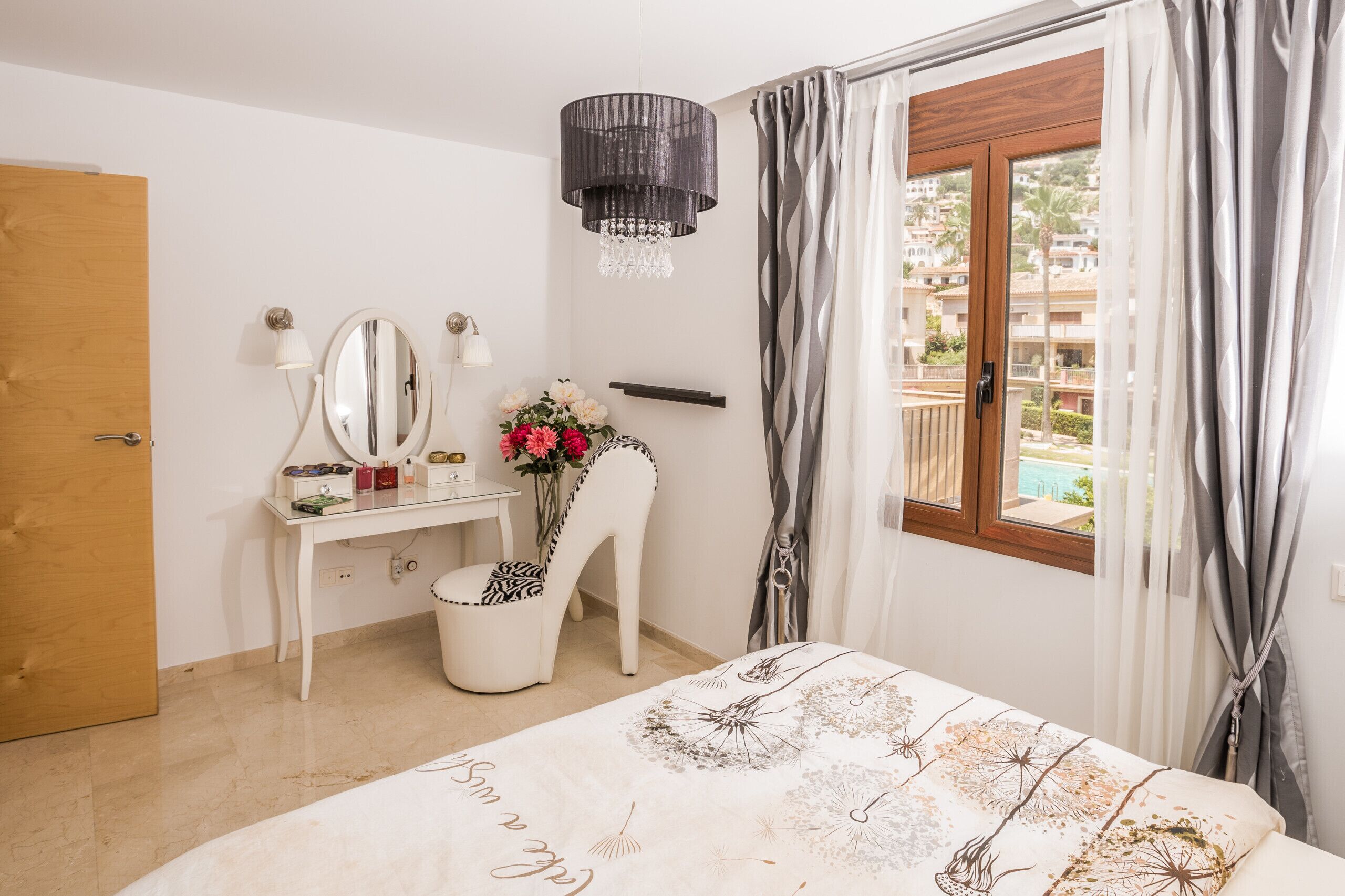 3 slaapkamers, een strijkplank/strijkijzer, gratis wifi, beddengoed