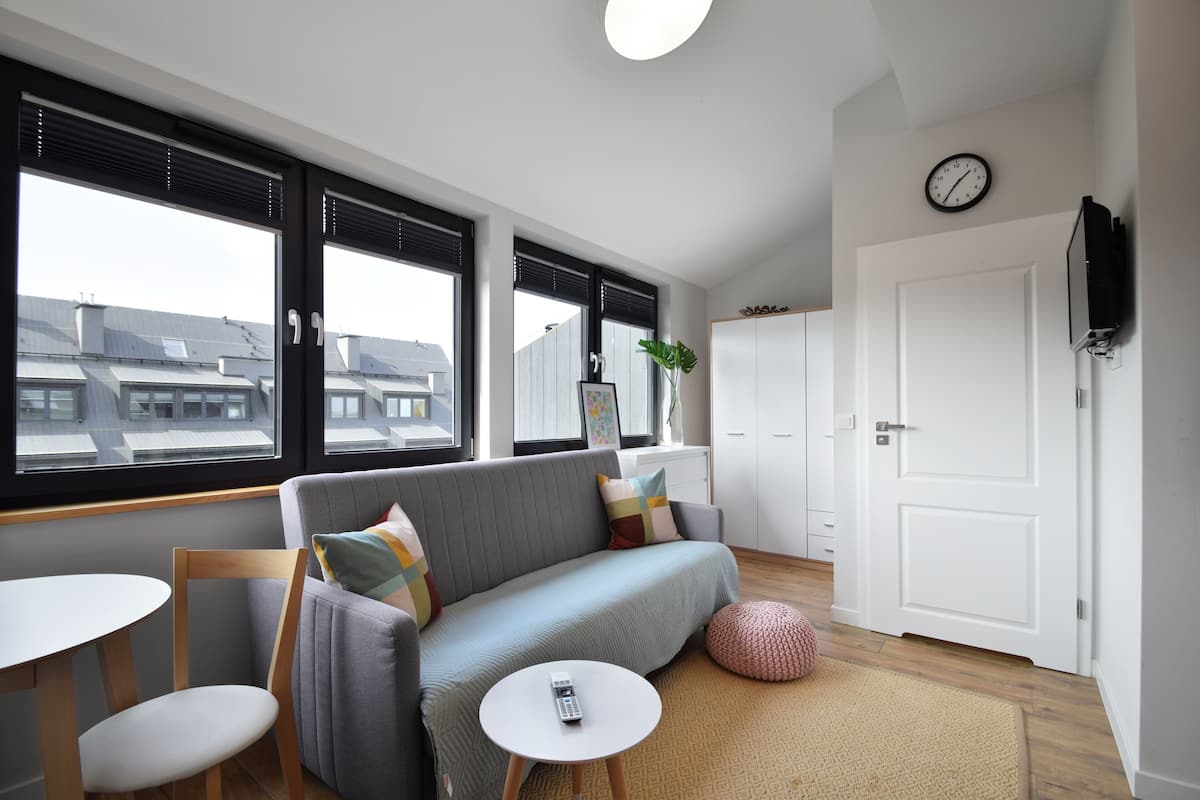 Comfort Apartment | Ruang tamu | 27 inci televisyen skrin rata dengan satelit