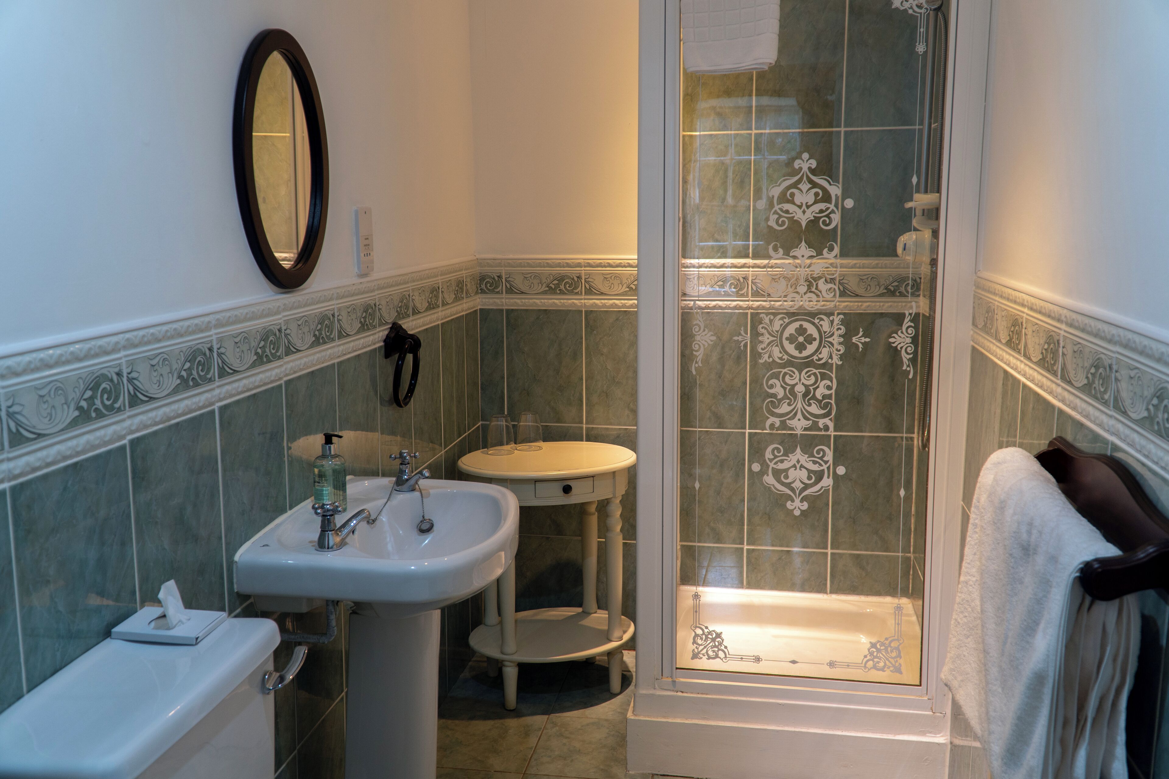 Ein Badezimmer mit Waschbecken, Toilette und einer Duschkabine.