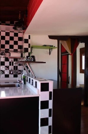 Kylskåp, mikrovågsugn, ugn och spishäll