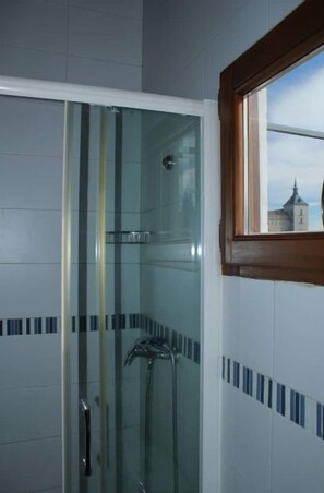 Haartrockner, Handtücher, Seife, Shampoo