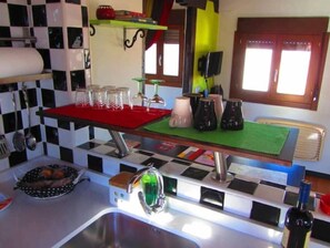 Kylskåp, mikrovågsugn, ugn och spishäll