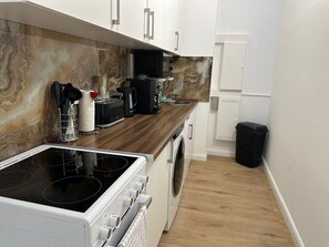 Fridge, microwave, oven, stovetop - Ferienwohnung im Hamburger Straße-2 (Hamburg)