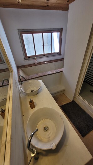 Toallas, jabón, shampoo, papel de baño 