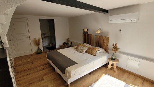 9 habitaciones, tabla de planchar con plancha, wifi y ropa de cama 