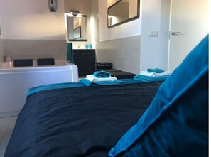 ヘアドライヤー、タオル、石鹸、トイレットペーパー