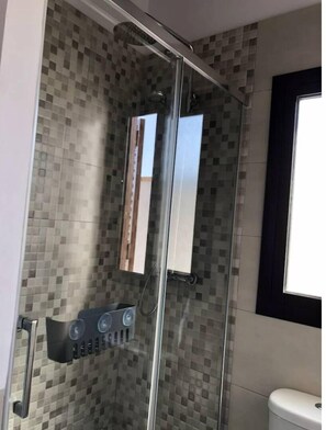 ヘアドライヤー、タオル、石鹸、トイレットペーパー
